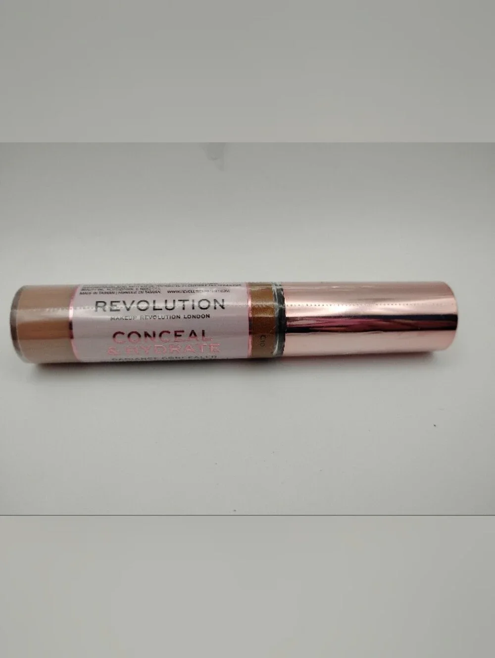 MAKEUP REVOLUTION Conceal & Hydrate Radiance Concealer - Warm Tan (C10)